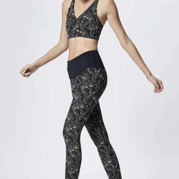 Varley Estrella Legging (Peach Floral)
Size Medium - Picture 5 of 10